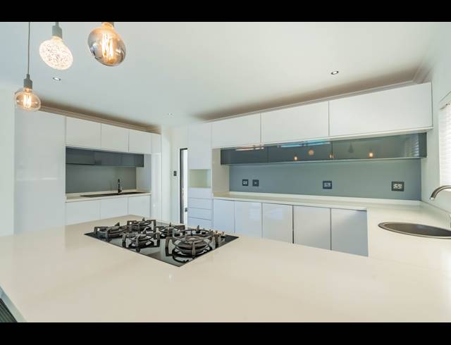 4 BEDROOM HOUSE FOR SALE IN HILLCREST CENTRAL